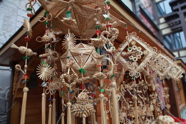 麥稈變廢為寶 農(nóng)民巧手編織工藝品，年入千元?jiǎng)?chuàng)增收